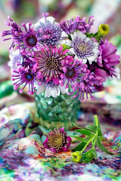 Krásná Kytice Jarních Květin Váze Stole Krásná Kytice Mnoho Krásných — Stock fotografie