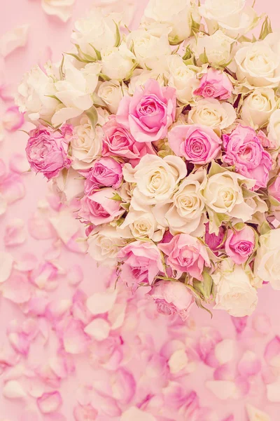 用粉红玫瑰作画的特写 桌上有许多美丽的新鲜粉红玫瑰 粉红的颜色 — 图库照片