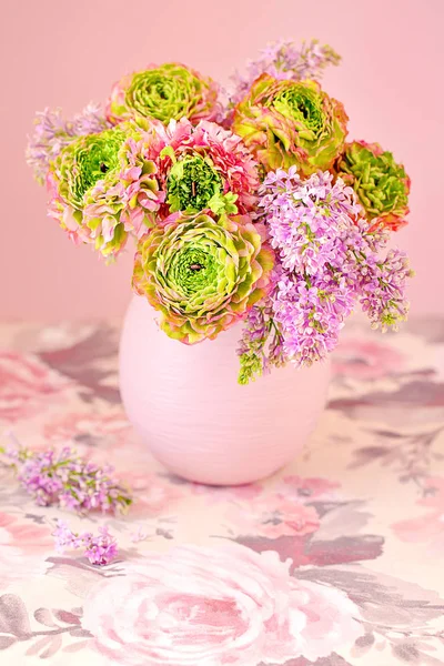 Krásnou Kytici Jarních Květin Lila Růžovém Pozadí Stole Krásnou Ubrus — Stock fotografie