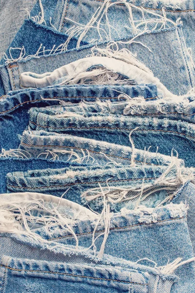 Eine Sammlung Alter Jeans Auf Blauem Hintergrund Probleme Der Konsumgesellschaft — Stockfoto