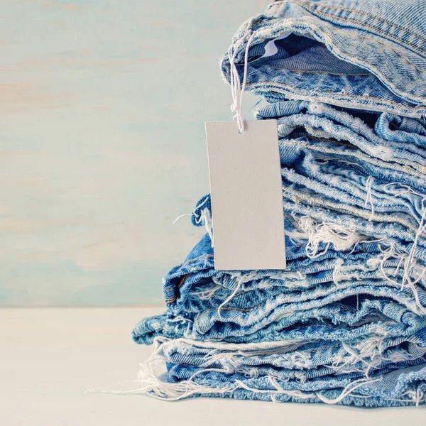 Une Collection Vieux Jeans Sur Fond Bleu Vente Magasin Jeans — Photo