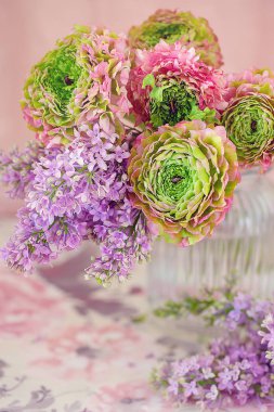 Masadaki vazoda duran bir demet bahar çiçeği. Bir demet güzel çiçek .