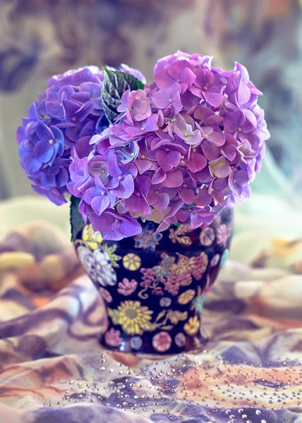 Bellissimo Bouquet Ortensia Viola Vaso Sul Tavolo Composizione Con Fiori — Foto Stock