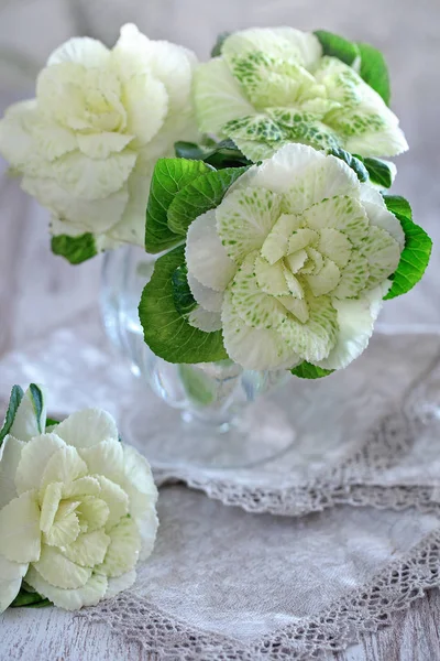 Schöner Strauß Frühlingsblumen Einer Vase Auf Dem Tisch Schöner Blumenstrauß lizenzfreie Stockbilder