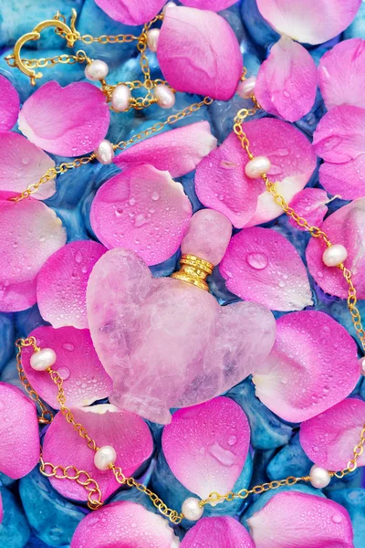 Uçucu Yağ Şişesi Yarı Değerli Taşlardan Yapılmış Parfüm Şişesi Çiçek — Stok fotoğraf