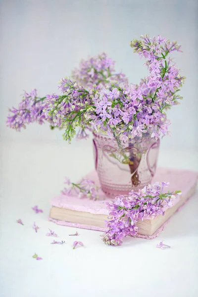 桌子上花瓶里的紫丁香 蓝色背景 柔和的色调 — 图库照片