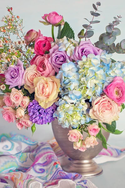 Prachtig Boeket Lentebloemen Een Vaas Tafel Mooie Bos Bloemen — Stockfoto