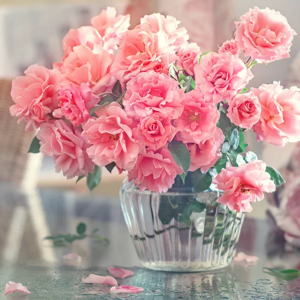 Buquê Brilhante Uma Bela Rosa Chá Vaso Mesa Bando Flores — Fotografia de Stock