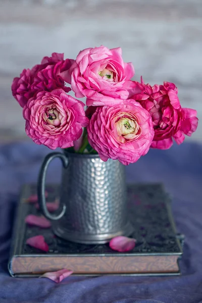 Close Bloemcompositie Met Een Roze Ranunculus Bloemen Een Vaas Mooi — Stockfoto