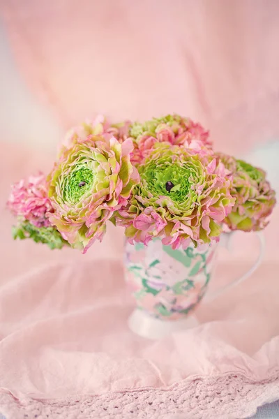 Ένα Όμορφο Μπουκέτο Από Ανοιξιάτικα Λουλούδια Ροζ Φόντο Στο Τραπέζι — Φωτογραφία Αρχείου