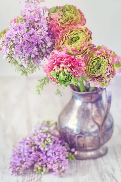 Krásná Kytice Jarních Květin Váze Stole Krásná Hromada Květin — Stock fotografie