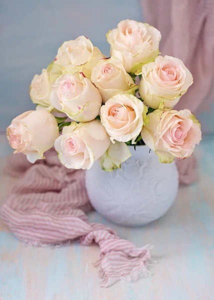 Close Kompozycja Kwiatowa Różowymi Różami Wiele Pięknych Świeżych Róż Stole — Zdjęcie stockowe