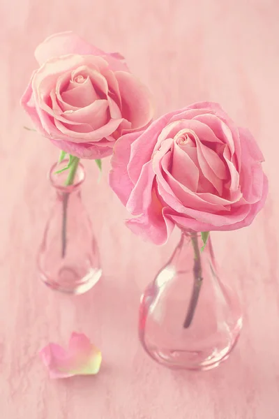 ピンクのバラとクローズアップ花の組成 テーブルの上に美しい新鮮なピンクのバラ — ストック写真
