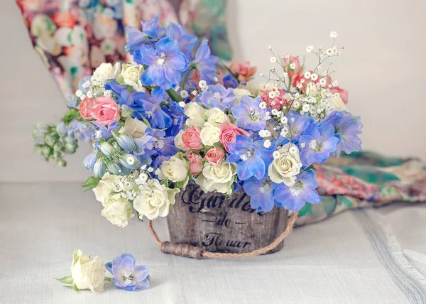 Столе Много Красивых Живых Цветов Цвета Пастели — стоковое фото