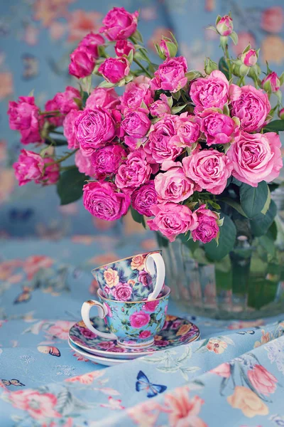 Close Floral Composition Pink Roses Porcelain Cups Many Beautiful Fresh — Stock Photo, Image