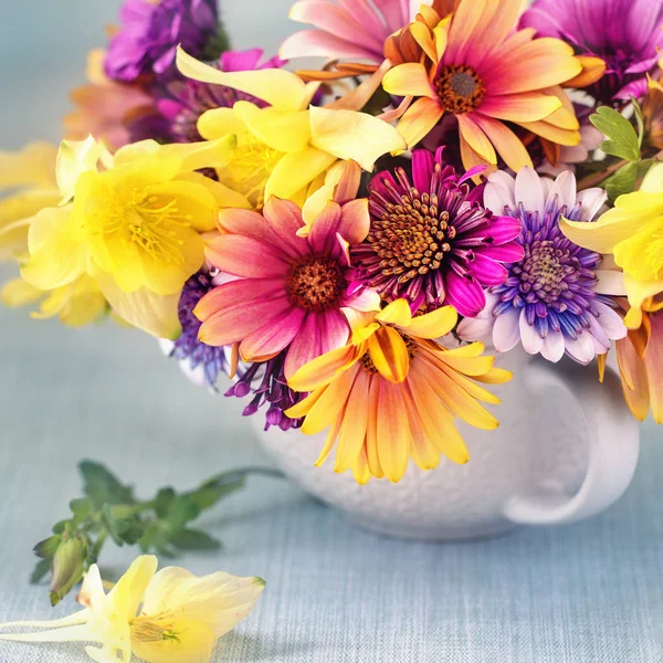 桌上花瓶里有一束美丽的春花 可爱的一束花 桌上美丽的鲜花 — 图库照片
