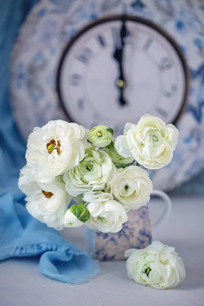 白ラナンキュラス 青いコップの中の美しい白い花 青い背景に花の素敵な束 — ストック写真