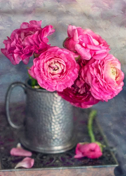 Composição Floral Close Com Flores Ranunculus Rosa Vaso Belo Buquê — Fotografia de Stock