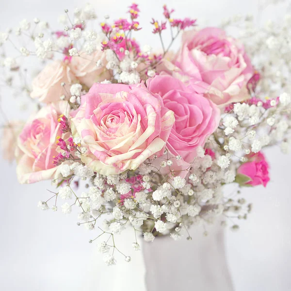 Piękna Wiązanka Kwiatów Close Kompozycja Kwiatowa Różowymi Różami Piękne Świeże — Zdjęcie stockowe