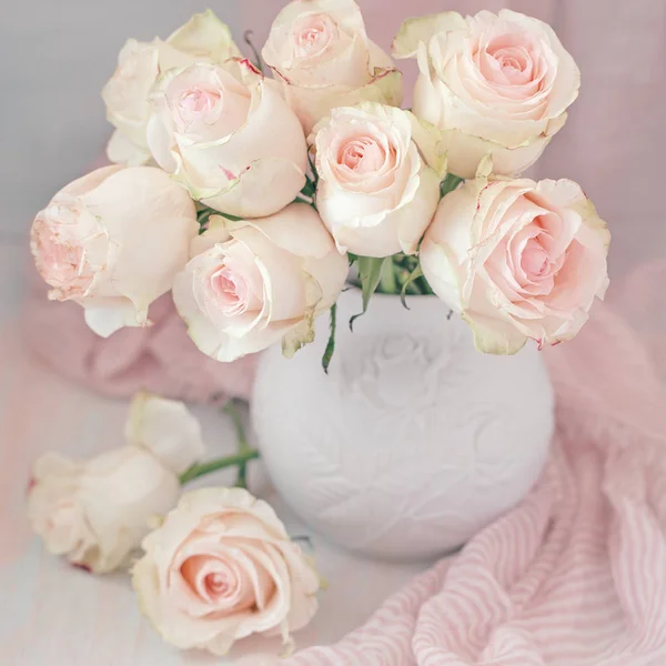 用粉红玫瑰作画的特写 桌上有许多漂亮的新鲜粉红玫瑰 — 图库照片