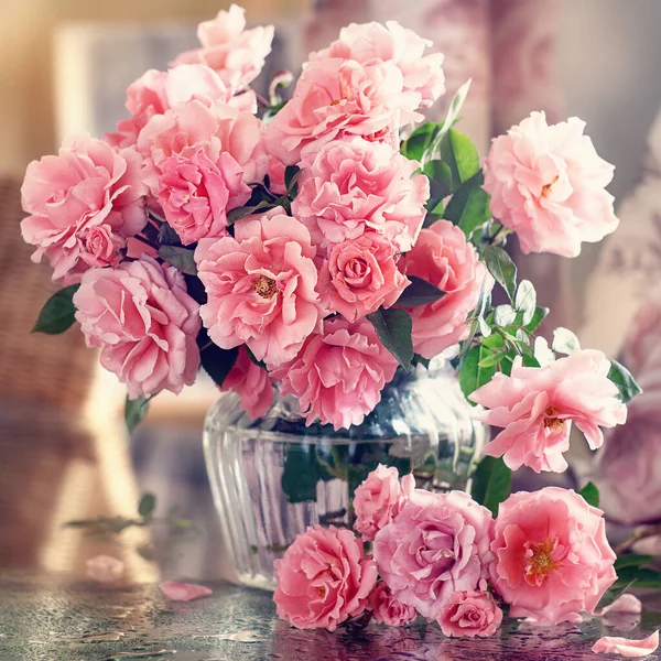 Bright Bouquet Beautiful Tea Roses Vase Table Lovely Bunch Flowers — Stock Photo, Image