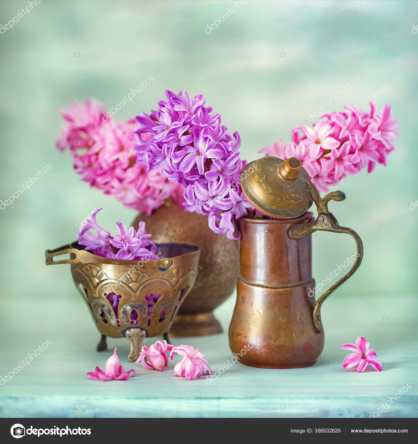 Beau bouquet de lilas violet dans un vase posé sur la table et cadeau  enveloppé dans du papier brun. Prise de vue en studio sur fond en bois  blanc. photo – Image, image size:1600x1699