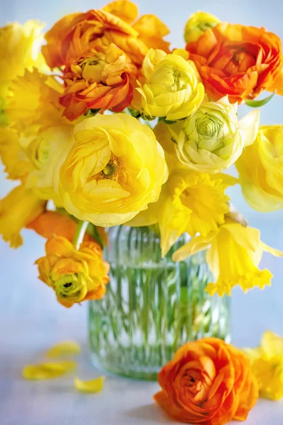 Ανοιξιάτικο Μπουκέτο Κίτρινα Λουλούδια Φόντο Μπλε Φωτός — Φωτογραφία Αρχείου