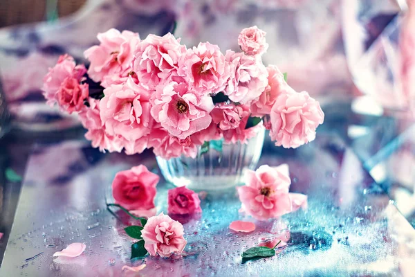 Masada Güller Olan Çiçek Kompozisyonu Masada Bir Sürü Güzel Pembe — Stok fotoğraf