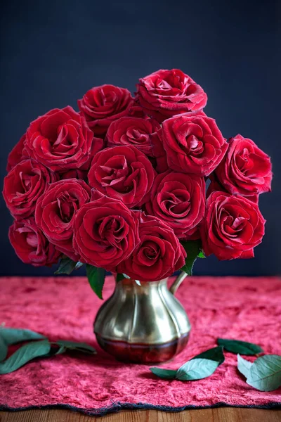 Beautiful Red Roses Lovely Bunch Flowers Beautiful Fresh Roses Vase — Stock Photo, Image