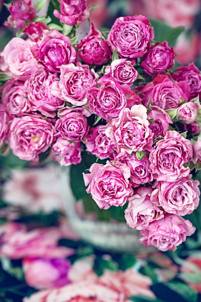 テーブルの上の花瓶に美しいお茶のバラの明るい花束 素敵な花の束 — ストック写真