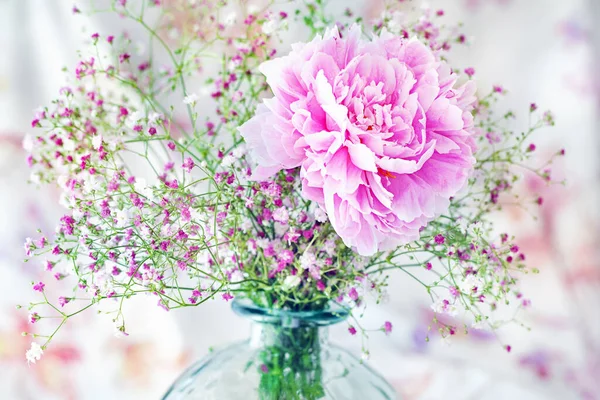 Bloemige Compositie Met Een Pioenachtige Bloem Een Lichte Achtergrond — Stockfoto