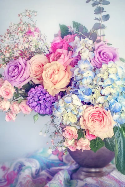 꽃병에는 봄꽃으로 아름다운 꽃다발 아름다운 꽃송이들 — 스톡 사진