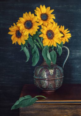 Pembe güllerle yakın plan çiçek kompozisyonu. Masada bir sürü güzel pembe gül..