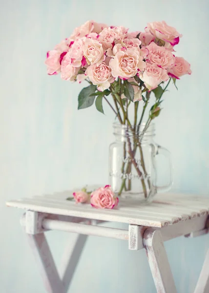 Крупный План Цветочной Композиции Розовыми Розами Светлом Фоне Мягкий Фокус — стоковое фото