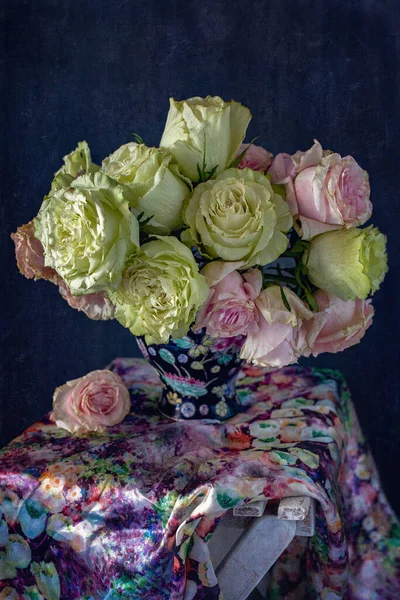 在深褐色的木制背景上 花瓶里有一朵新鲜的玫瑰 静谧的生活 — 图库照片