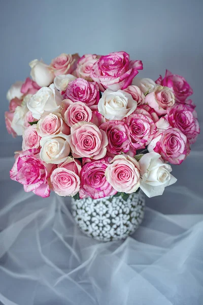 Hermosas Rosas Frescas Jarrón Cerámica Sobre Una Mesa Enfoque Suave —  Fotos de Stock