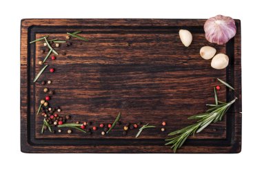 Kesme Board, biberiye ve baharat beyaz arka plan üzerinde