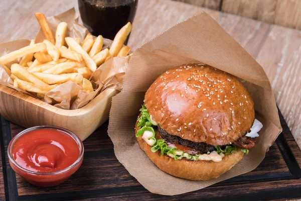 Fersk Velsmakende Burger Trebord – stockfoto