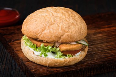 Tahta masada taze lezzetli bir hamburger.