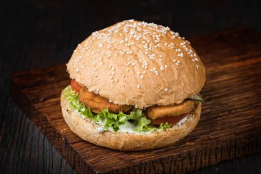 Tahta masada taze lezzetli bir hamburger.