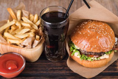 Tahta masada taze lezzetli bir hamburger.