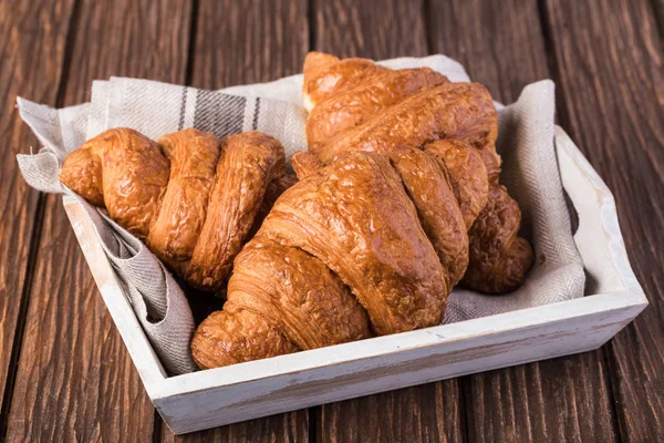 Frisch Gebackene Croissants Auf Holztisch — Stockfoto