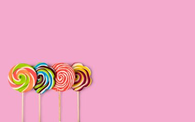 renkli lolipop, pembe arka plan izole
