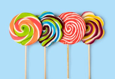 üzerinde mavi arka plan izole renkli lolipop