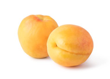 Kayısılar beyaz arkaplanda izole edilmiş