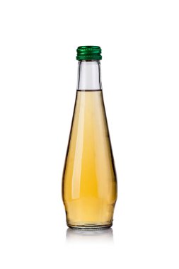 Beyaz arka plan üzerinde izole şişe meyve suyu