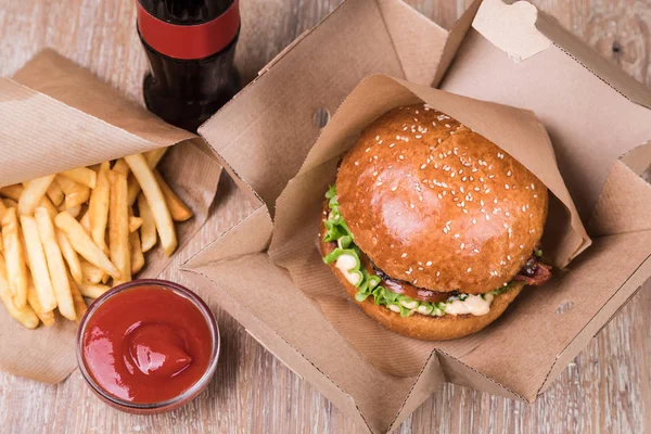Φρέσκο Νόστιμο Burger Ξύλινο Τραπέζι — Φωτογραφία Αρχείου