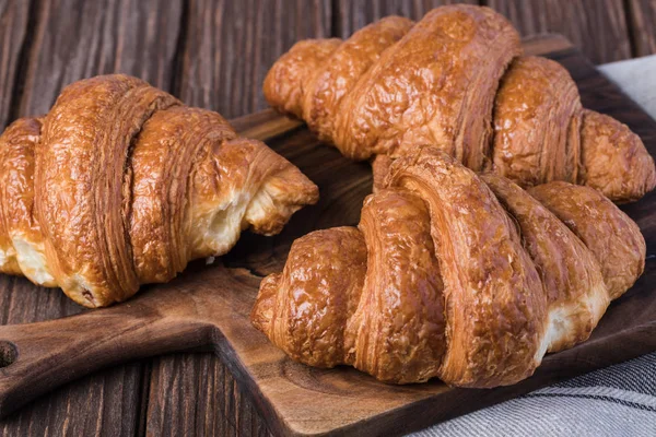 Frissen Sült Croissant Fából Készült Asztal — Stock Fotó