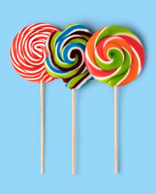 üzerinde mavi arka plan izole renkli lolipop
