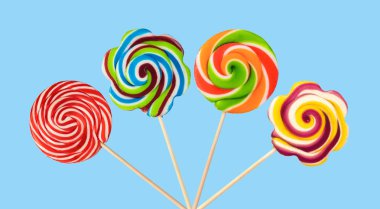 üzerinde mavi arka plan izole renkli lolipop